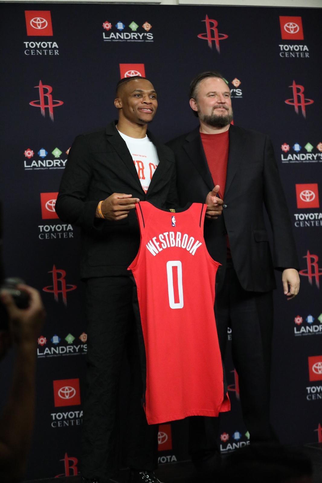 阿斯：迎来新成员，姆巴佩雕像入驻皇马主题乐园核心展区（阿斯：皇马主题乐园核心区迎新，姆巴佩雕像正式入驻）