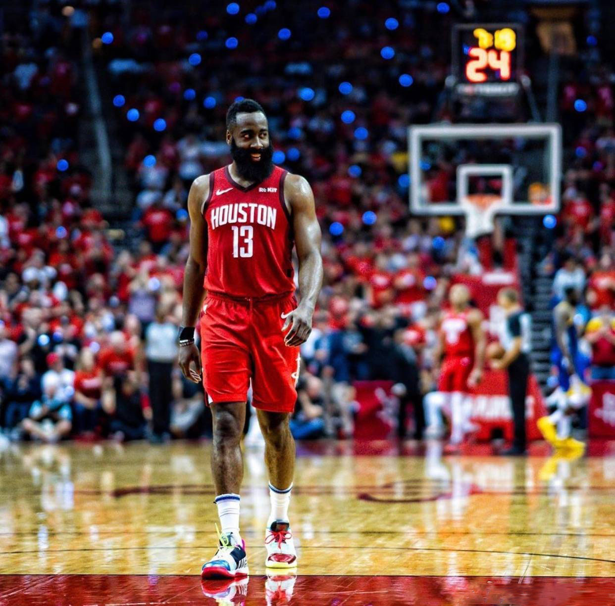 足球英超领头羊遭遇伤病危机，后卫告急（英超榜首队遭伤病潮侵袭，后防线告急）