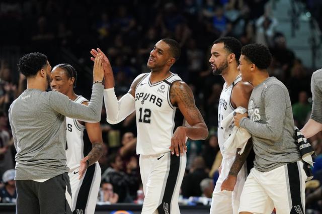 詹姆斯关键助攻锁定胜利（詹姆斯送出制胜助攻奠定胜局）